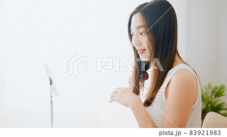 ヘアケアをする若い女性 ヘアケアをする若い女性 83921983