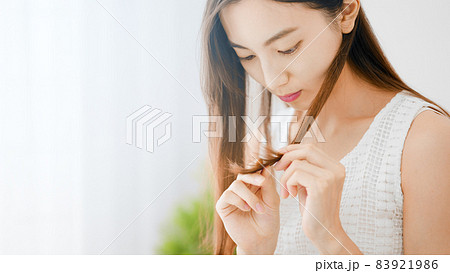 ヘアケアをする若い女性 83921986