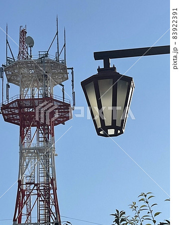 大阪府茨木市　鉄塔と街灯 83922391