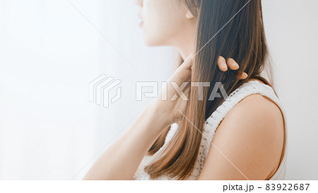 ヘアケアをする若い女性 ヘアケアをする若い女性 83922687