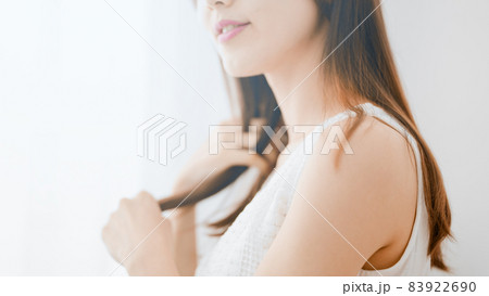 ヘアケアをする若い女性 83922690