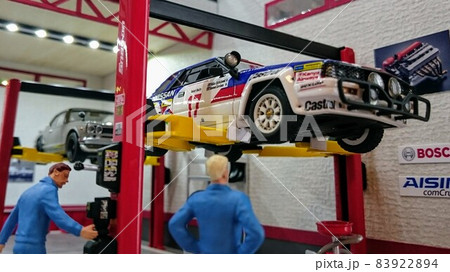 自動車整備工場の風景ジオラマ 83922894