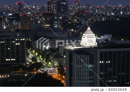 国会議事堂とビル群 夜景 ロング(2021年11月) 国会議事堂とビル群 夜景 ロング(2021年11月) 83923049
