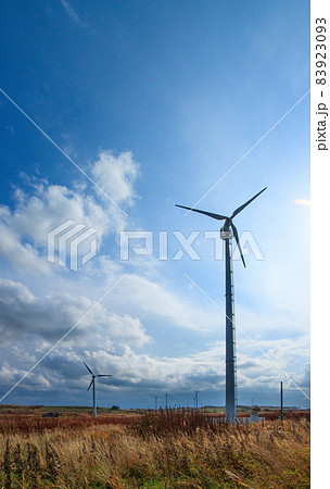 荒野に並ぶクリーンエネルギー風力発電 荒野に並ぶクリーンエネルギー風力発電 83923093