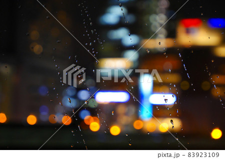 水滴と夜の大阪の 83923109