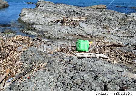 海岸の漂着物 環境問題 ゴミ問題 83923559