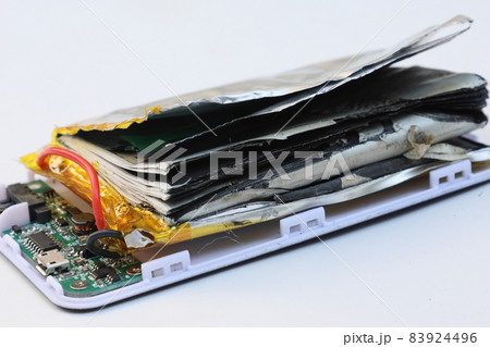 膨張したモバイルバッテリーの中身 膨張したモバイルバッテリーの中身 83924496