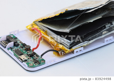 膨張したモバイルバッテリーの中身 膨張したモバイルバッテリーの中身 83924498