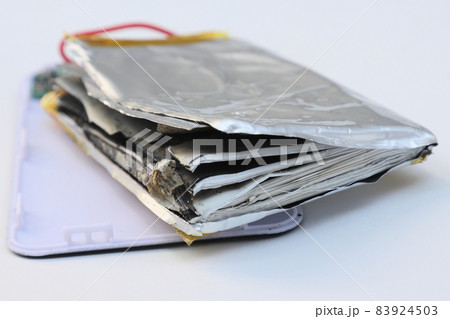 膨張したモバイルバッテリーの中身 膨張したモバイルバッテリーの中身 83924503