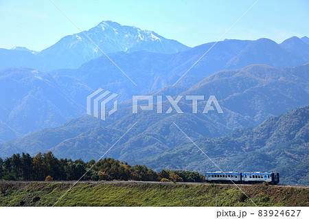 甲斐駒ヶ岳を背景に大カーブを行く小海線観光列車HIGH RAIL 1375 83924627