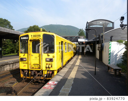 黄色いディーゼルカー 由布院駅 旅情 黄色いディーゼルカー 由布院駅 旅情 83924770