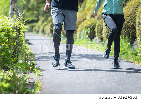 ウォーキングする男女（脚） 83924903