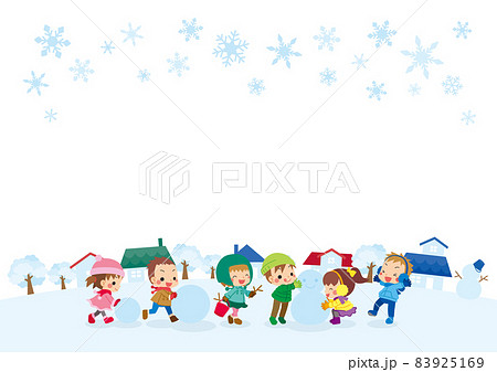 雪の降る街で友達と仲良く雪だるまを作って遊ぶ可愛い子供たちのイラスト コピースペース 背景のイラスト素材
