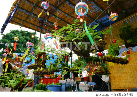 江戸風鈴はその音も涼やかで、人の心に澄み渡り風を感じて暑気を忘れさせてくれる 83925449