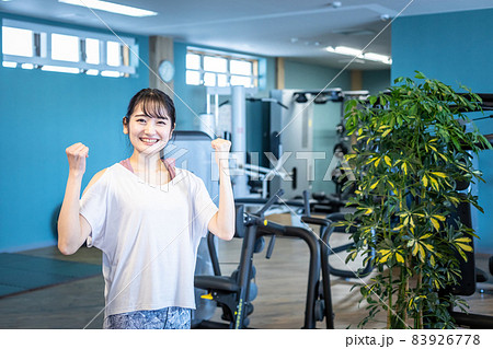 スポーツジムにいる女性（ガッツポーズ） 83926778