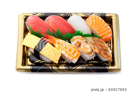 お持ち帰りのお寿司のパック【白背景】 83927693