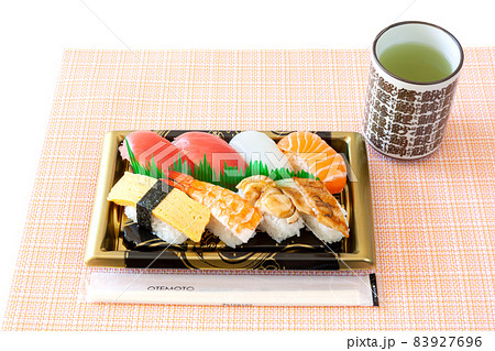お持ち帰りのパック入りお寿司とお茶 83927696