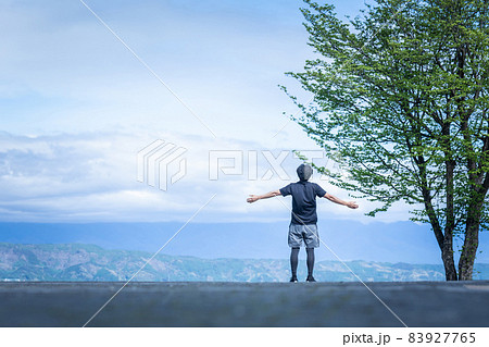 深呼吸する男性（後ろ姿） 83927765