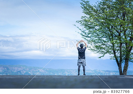 深呼吸する男性(後ろ姿) 深呼吸する男性(後ろ姿) 83927766