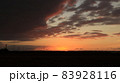 日の入りに地平線を眺める 83928116