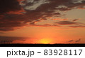 日の入り直後の地平線を眺める 83928117