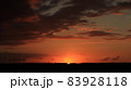 日の入り直前の地平線を眺める 83928118