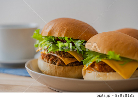 ハンバーガー クローズアップ テーブルウエア素材 83928135