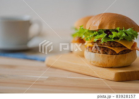 ハンバーガー クローズアップ テーブルウエア素材 ハンバーガー クローズアップ テーブルウエア素材 83928157