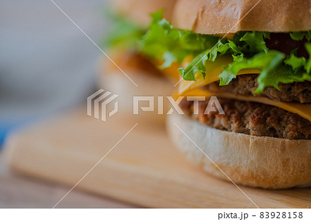 ハンバーガー クローズアップ テーブルウエア素材 ハンバーガー クローズアップ テーブルウエア素材 83928158