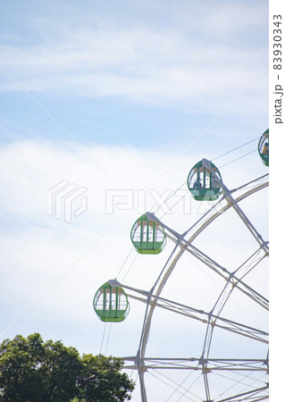 遊園地で人気のアトラクション観覧車 83930343