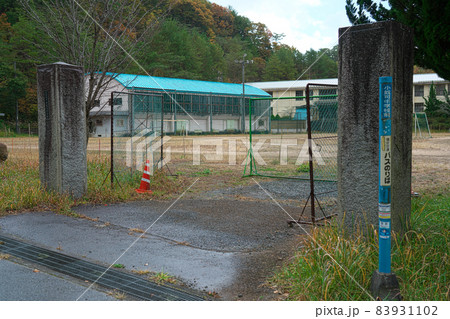 【廃校】庄原市立小奴可中学校のバス停と正門　広島県庄原市 83931102