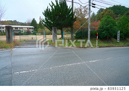 【廃校】庄原市立小奴可中学校の正門と運動場と校舎　広島県庄原市 83931125