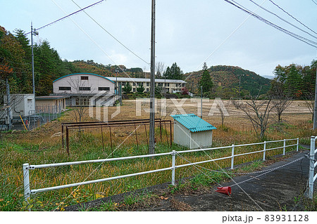 【廃校】庄原市立小奴可中学校の運動場と校舎　広島県庄原市 83931128