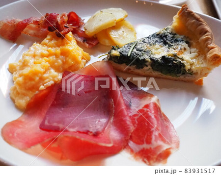ホテルの朝食ビュッフェ ホテルの朝食ビュッフェ 83931517