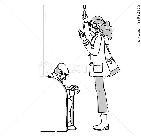 電車でスマホを見る女性　マスク 83932355