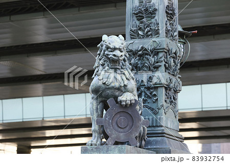 東京・日本橋　日本橋親柱の獅子像と東京市章 83932754