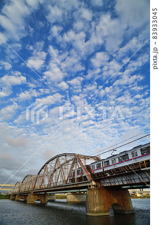 イワシ雲と荒川橋梁を渡る京成電鉄3500形電車 83933045