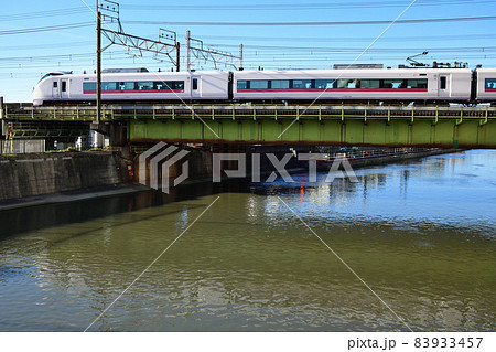綾瀬川を渡るE657系常磐線特急電車 83933457