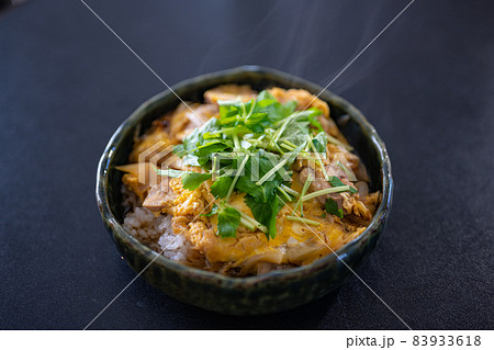 ランチで食べるのは半熟の卵で作った地鶏の比内鶏の親子丼　手軽に安く食べられるメニュー 83933618