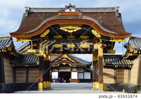 11月の午後に訪れた世界遺産二条城の唐門越しに二の丸御殿を望む 83933874