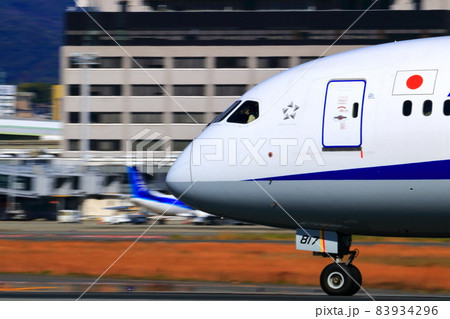 大阪国際空港　ANA　飛行機　着陸　スカイパーク 83934296