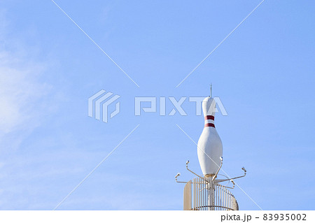 ビルの屋上に設置された巨大なボウリングのピン ビルの屋上に設置された巨大なボウリングのピン 83935002