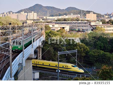 新幹線の上を行く地下鉄 新幹線の上を行く地下鉄 83935155