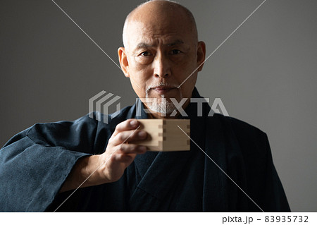 和服　シニア男性　盃　酒 83935732