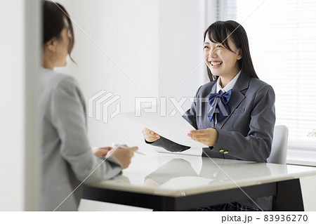 塾でテストの結果を喜ぶ生徒 高校生 中学生 83936270
