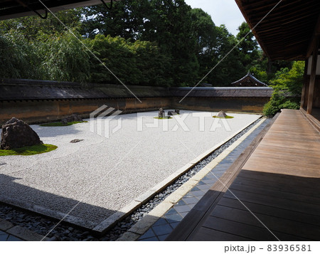 京都のお寺の庭の枯山水と縁側 83936581