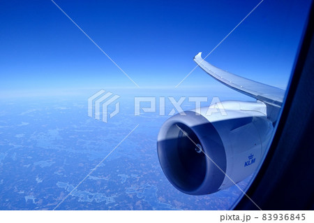 高高度を飛行中の飛行機 高高度を飛行中の飛行機 83936845