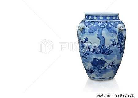 front view di cut Chinese vase on white background,object,copy space 83937879
