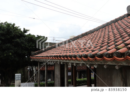 沖縄旅行・首里・金城町の石畳道から見える風景 83938150