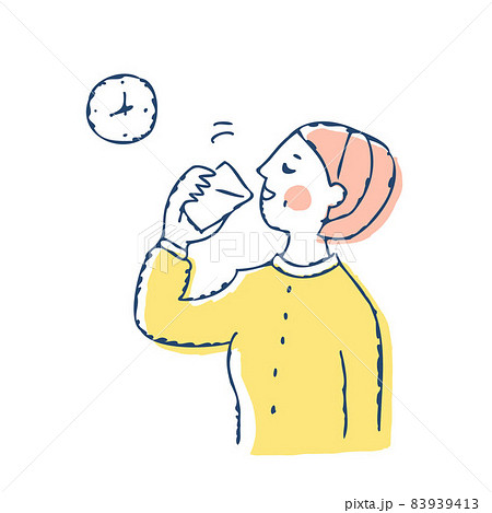 朝に水を飲んでいる女性 83939413